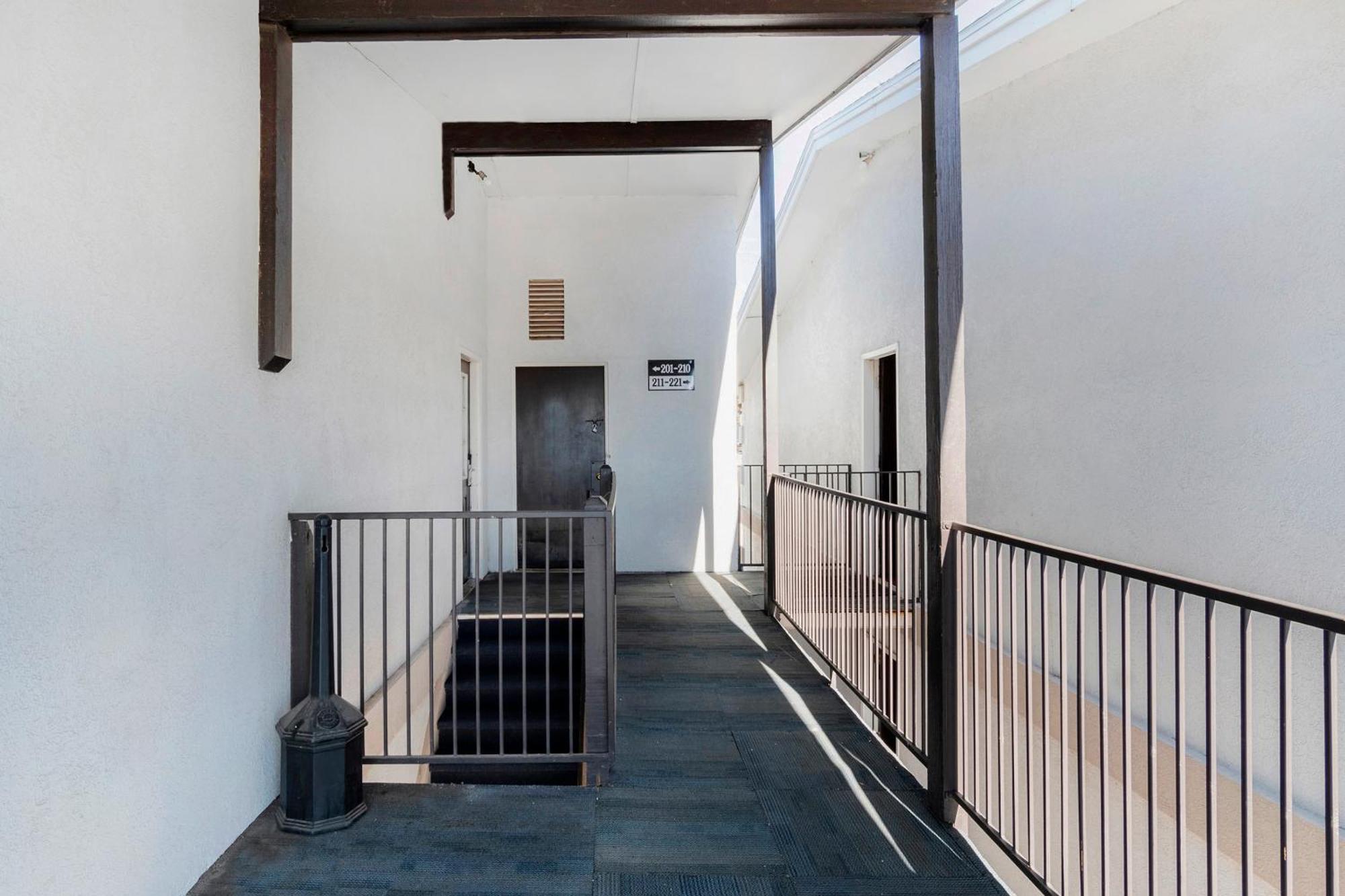 Oyo Townhouse Dodge City Ks Exterior photo