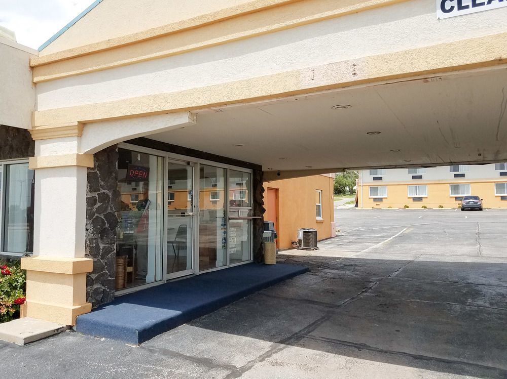 Oyo Townhouse Dodge City Ks Exterior photo