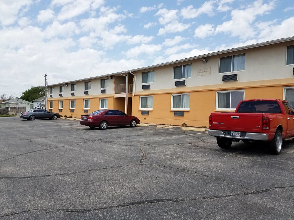 Oyo Townhouse Dodge City Ks Exterior photo